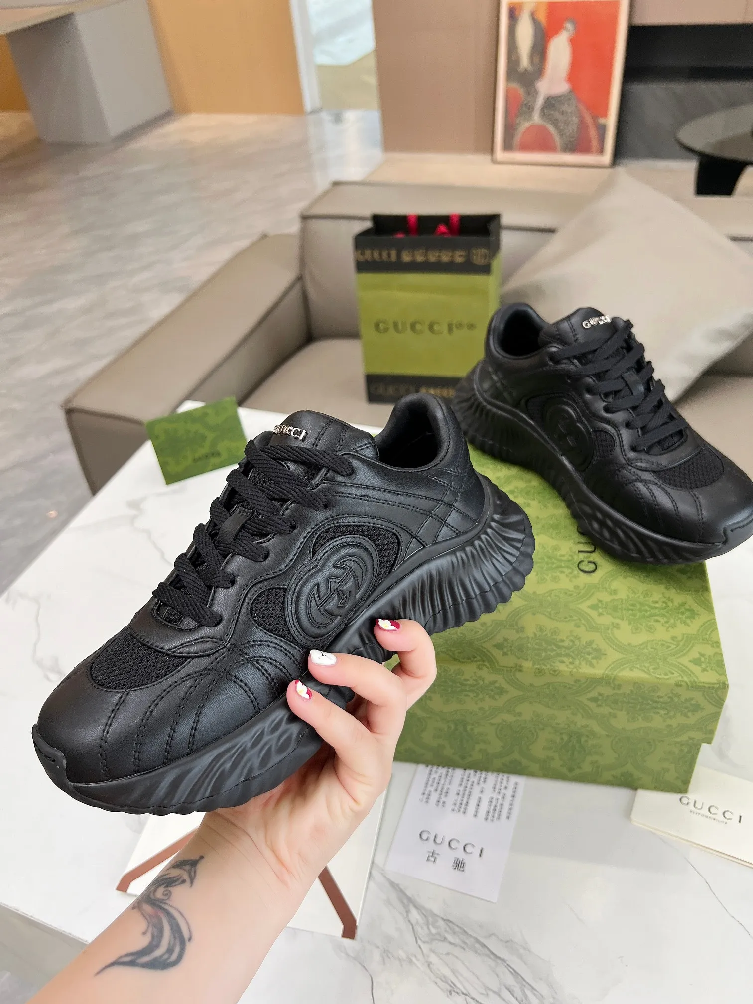 Men's men's shoes 💰780 Top version 🔝Original purchase and development [Love] This new sneaker adopts a thick-soled design, with stitched sheepskin upper and breathable mesh. Show full sense of technology. The 3D effect interlocking double G leather patch and Gucci letter metal accessories, two brand logo details, inject a dazzling texture into the overall design. The details are more substantial! ...